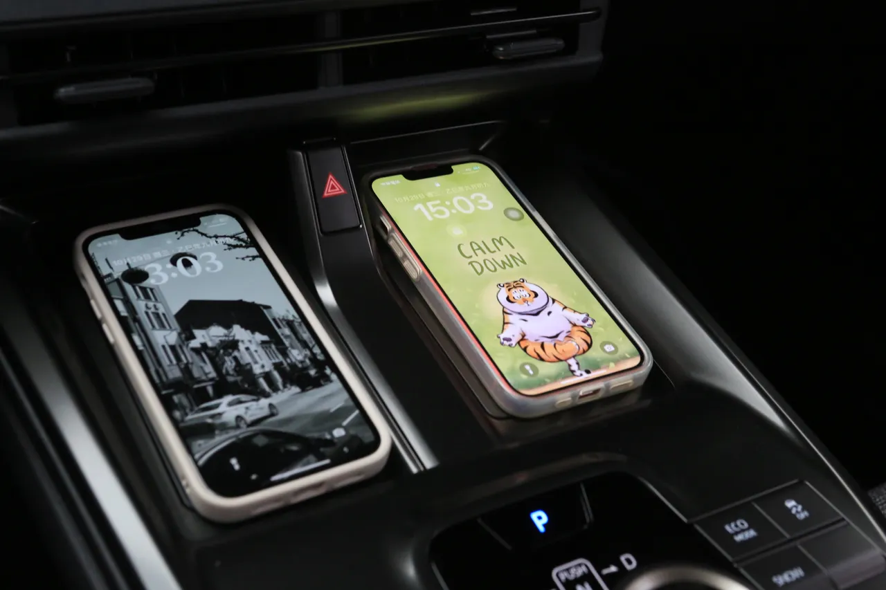 中控台下方配有两组无线充电板，想同时替两支手机充电非常方便，前座附近还有一组12V电源插孔和两组Type-C插孔，日常充电需求都能轻松应付。林浩升摄