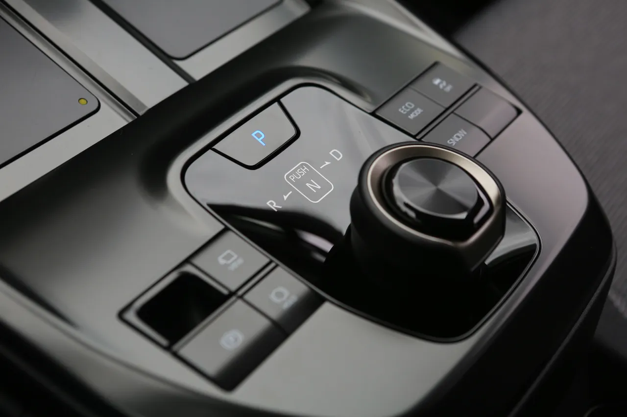 旋钮式排档设计P档独立放在前方，稍微熟悉一下就能轻松上手，排档座周围还配置了电子手煞车、环景影像和Eco模式按键，日常操作非常方便直觉。林浩升摄