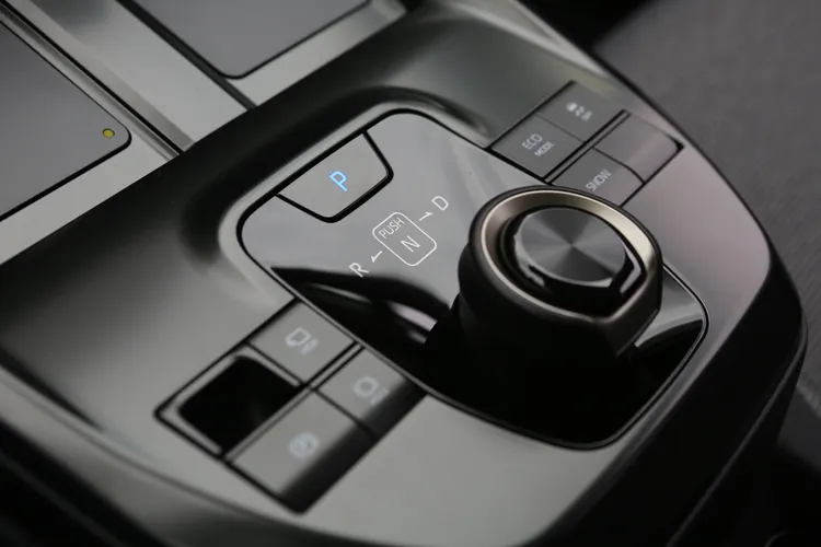 旋鈕式排檔設計P檔獨立放在前方，稍微熟悉一下就能輕鬆上手，排檔座周圍還配置了電子手煞車、環景影像和Eco模式按鍵，日常操作非常方便直覺。林浩昇攝