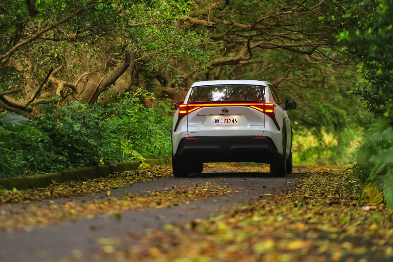 小改款大幅进化的bZ4X不仅外型更俐落、内装科技升级，在续航和充电能力同步提升的条件下，价位更是下杀到130万元内，想踏入纯电车世界，又希望产品稳定可靠，bZ4X不失是个绝佳选项。林浩升摄