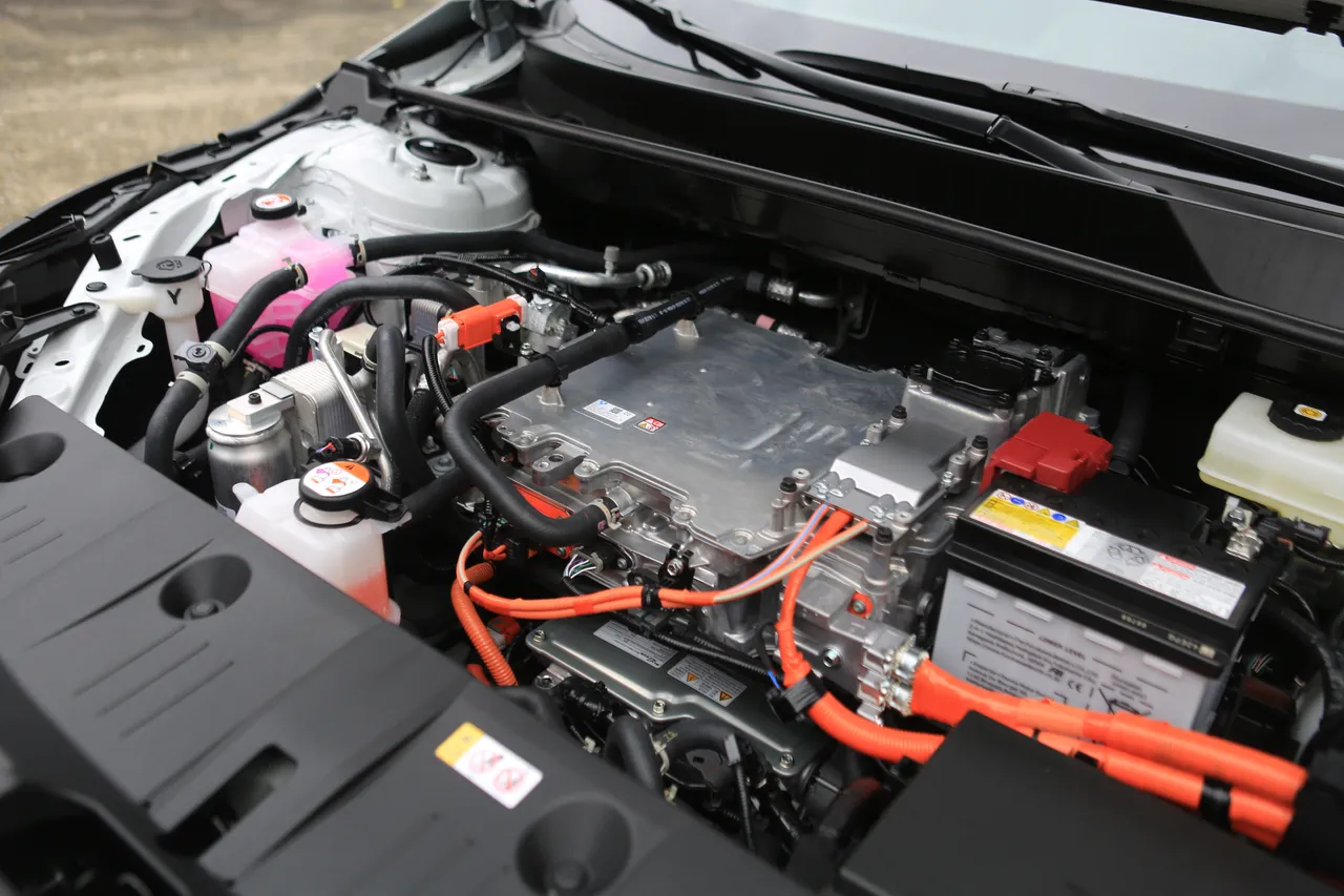 前轴搭载的永磁同步e-Axle电驱系统升级后，不仅能耗表现更出色，马力也从204匹提升到227匹，最大扭力则为27.4公斤米，起步加速更轻快顺畅。林浩升摄