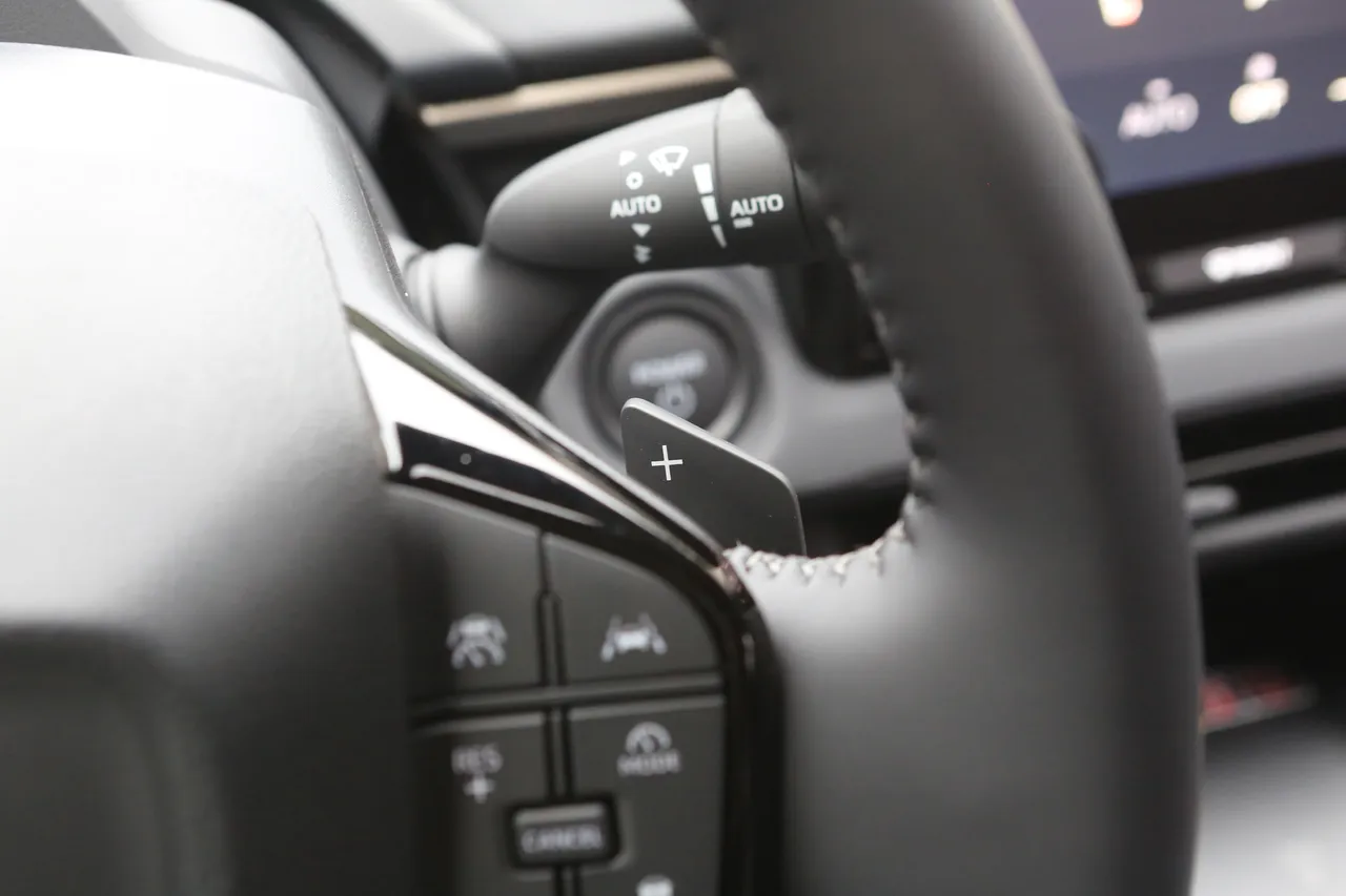 动能回收系统类似方向盘换档拨片设计，可以调整减速回馈的力道，不用频踩煞车也能让行驶更平顺舒适。林浩升摄