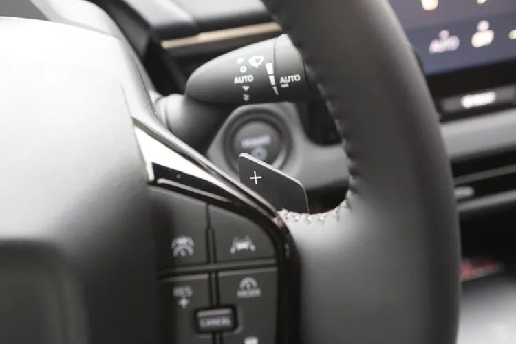 動能回收系統類似方向盤換檔撥片設計，可以調整減速回饋的力道，不用頻踩煞車也能讓行駛更平順舒適。林浩昇攝