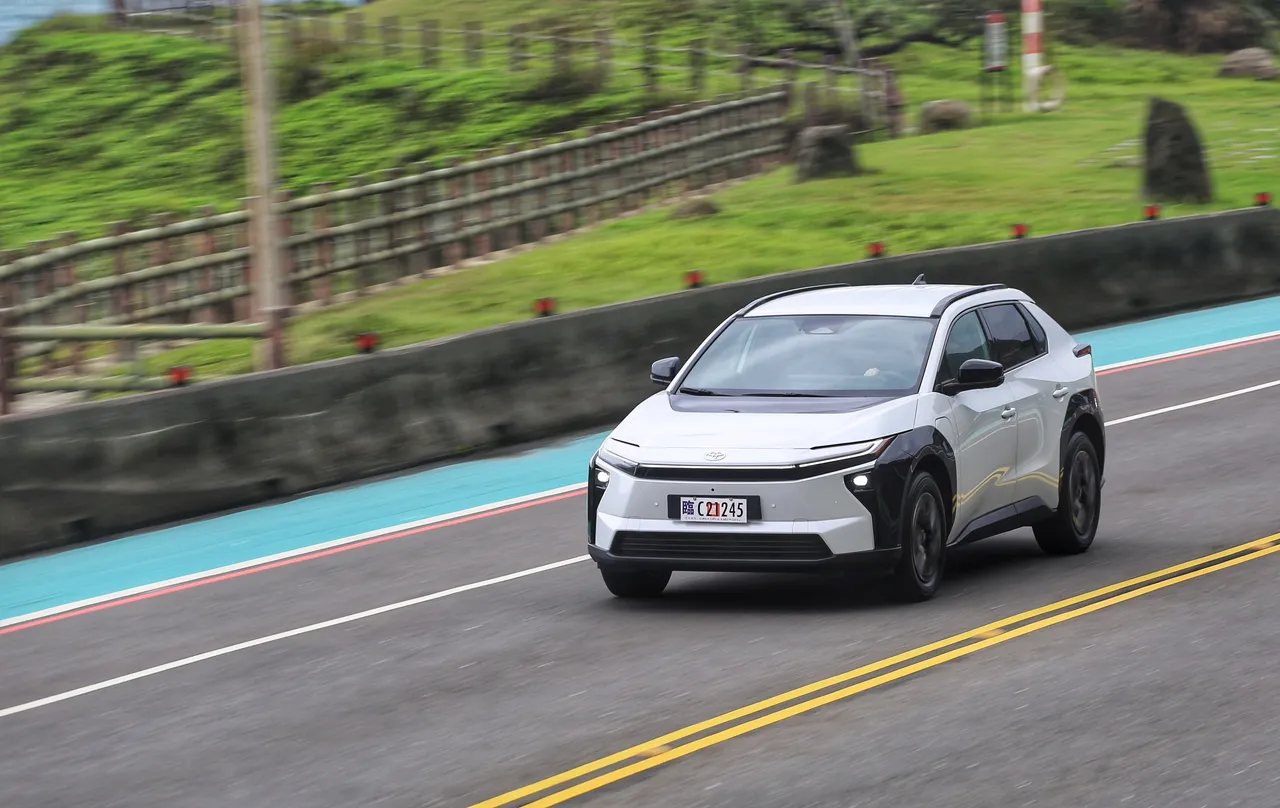 一如过往bZ4X起步顺畅又安静，加速线性好控制，即使马力提升也不会觉得躁动，高速行驶、上坡或再加速时都很从容，驾驭感十分轻松。林浩升摄