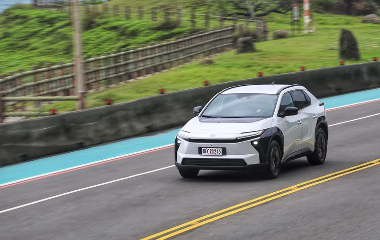 一如過往bZ4X起步順暢又安靜，加速線性好控制，即使馬力提升也不會覺得躁動，高速行駛、上坡或再加速時都很從容，駕馭感十分輕鬆。林浩昇攝