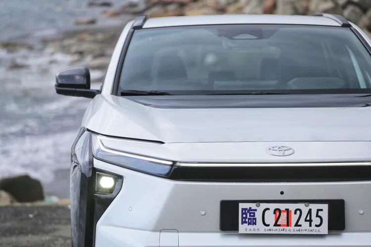 AHS智慧遠光燈遮蔽系統可自動偵測對向來車並調整光型，兼顧照明效果與不干擾他人，夜間行車更安心。林浩昇攝