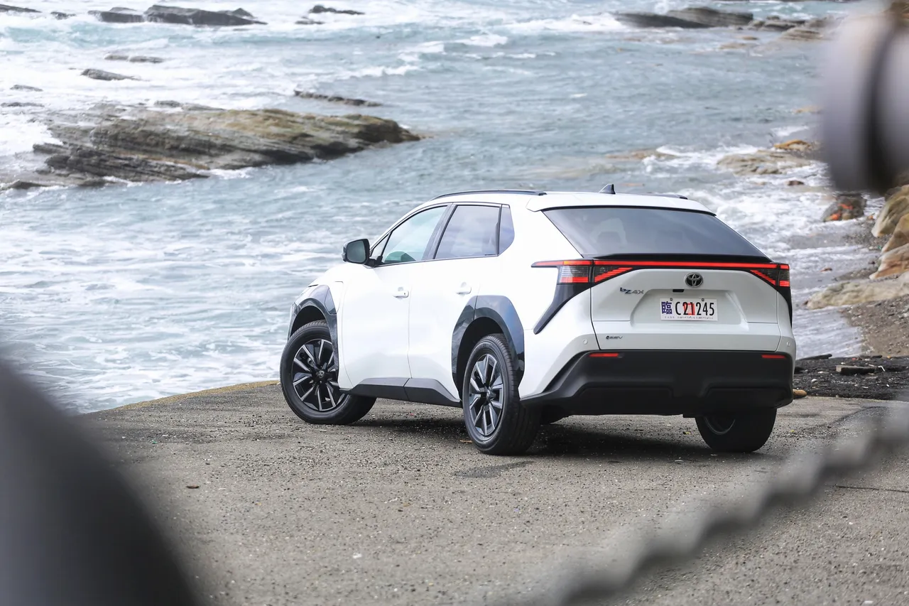 车尾线条更俐落，取消尾翼饰板并微升鸭尾扰流板高度，搭配更平顺的造型让视觉更协调、同时提升气动表现。林浩升摄