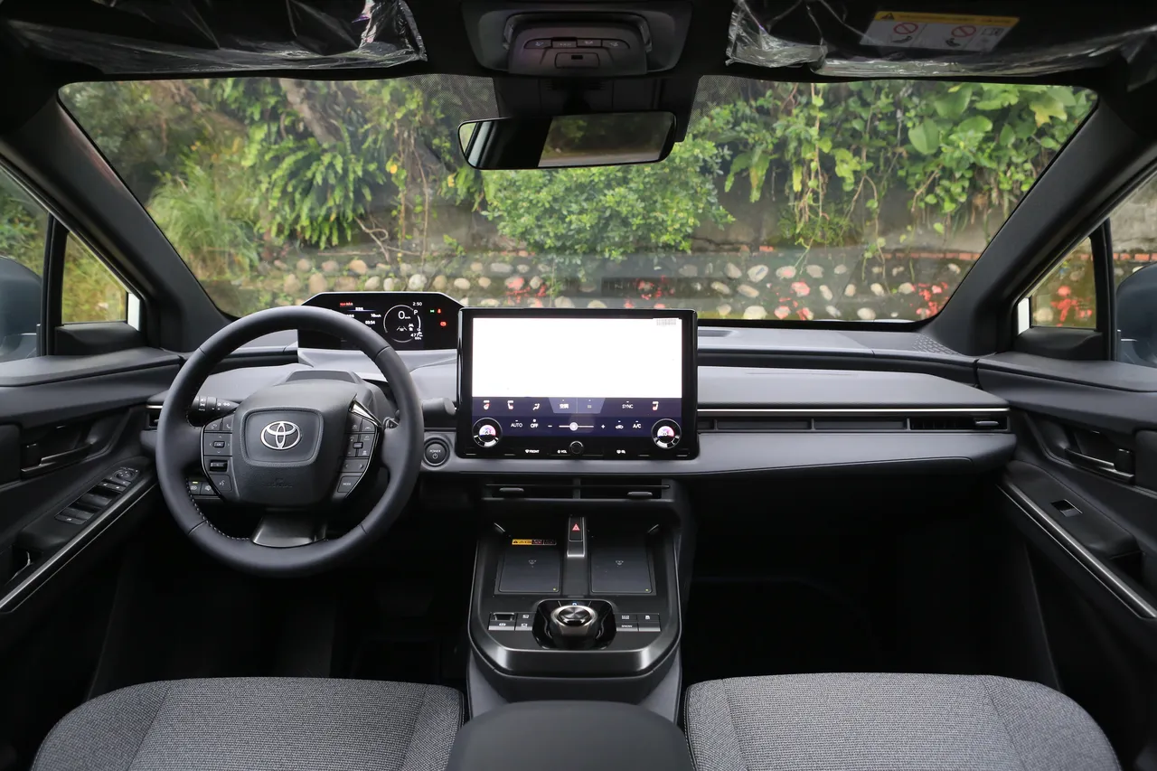 内装有不小幅度的变动，仪表板与中控萤幕规格升级，仪表台与中央鞍座重新设计，让座舱视觉更宽敞、操作更直觉，这次也配备了双无线充电板。林浩升摄
