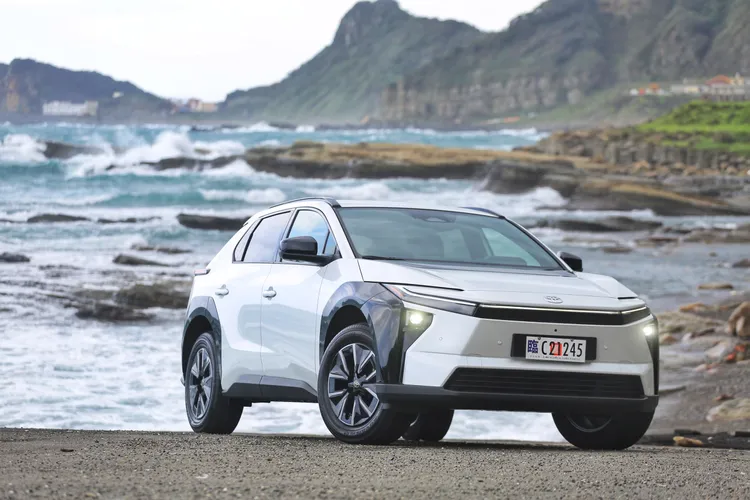 小改款bZ4X換上新世代錘頭鯊車頭，分離式LED頭燈搭配貫穿式日行燈更有精神，輪拱改為烤漆材質後質感大提升，整體視覺更俐落精緻。林浩昇攝