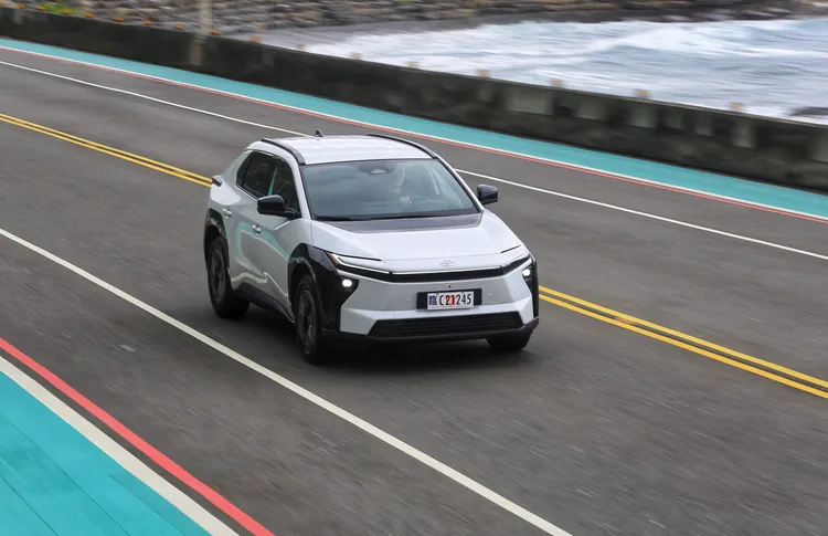 懸吊設定偏向舒適，但支撐性足夠，過彎時車身不會過度傾斜，整個轉向過程給人穩健的信心感。林浩昇攝