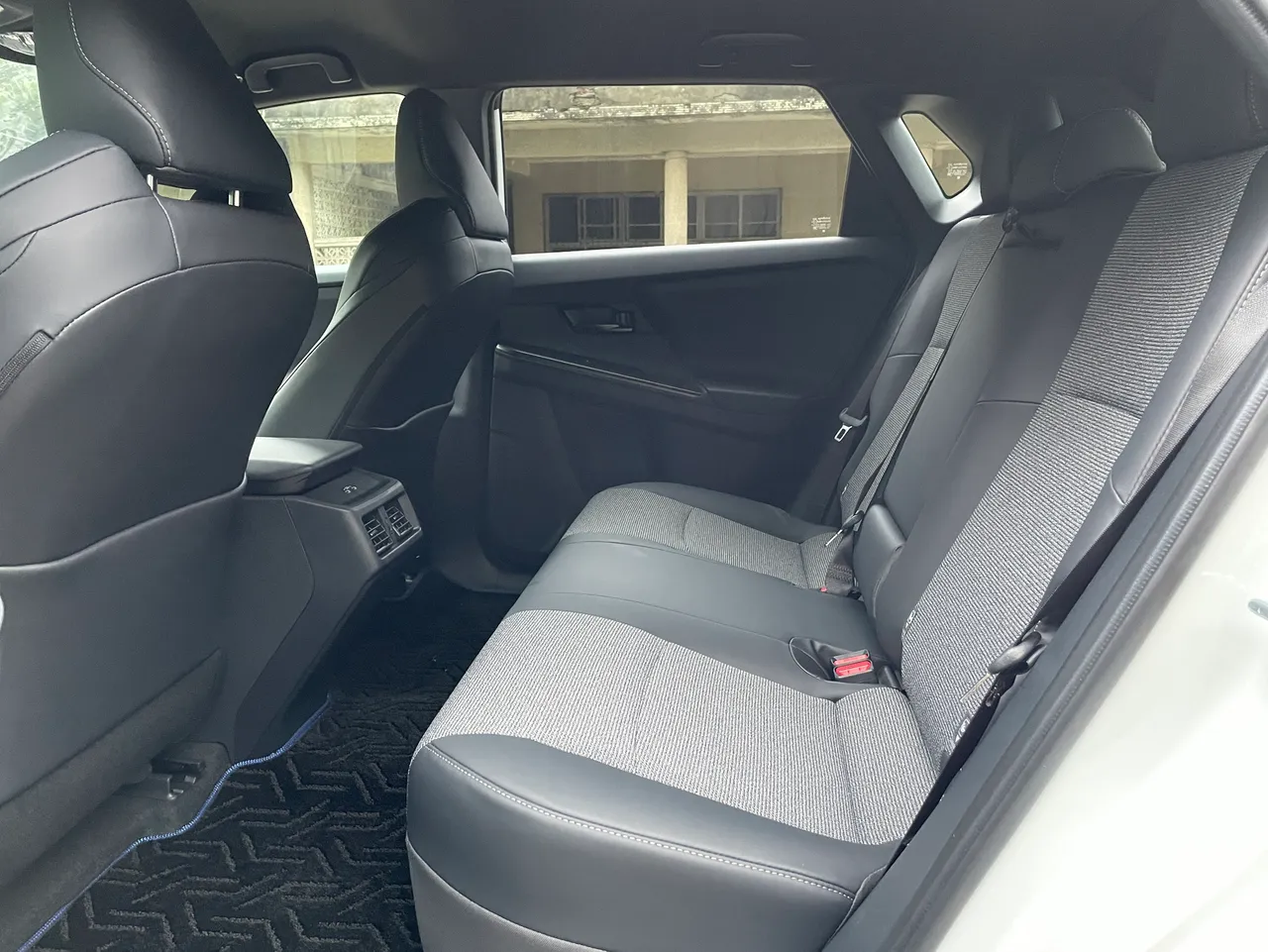 后座地板平整是最棒的优势之一，膝部和头部空间都很充裕，适中的椅背角度让长时间乘坐依然放松自在。林浩升摄