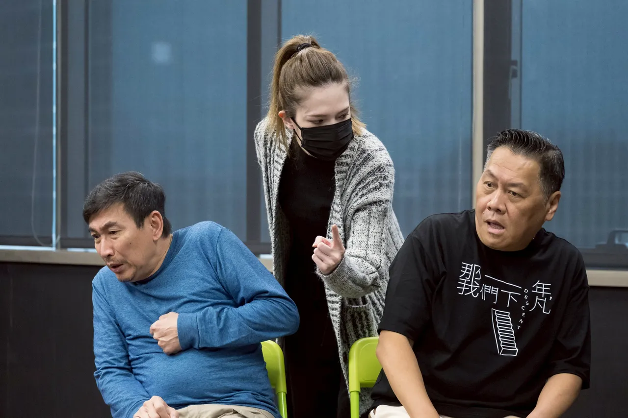 许玮宁（中）全程戴口罩。表演工作坊提供