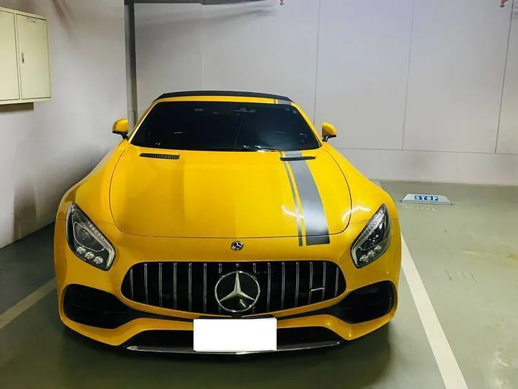 秦男等人開大型說明會找投資人，又以跑車、名錶、名牌包等炫富。翻攝照片