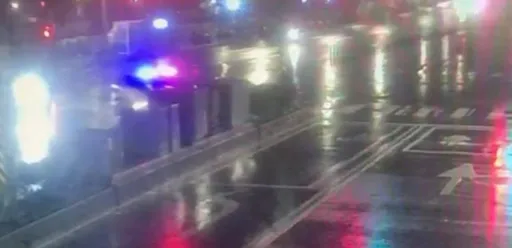 「鸣笛+闪灯」也出事！基隆警车碰撞卡路中　监视器画面曝光