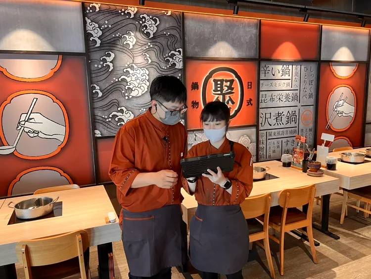 包含聚等品牌，自2026年元旦正職起薪含全勤調升至4萬元起。王品集團提供