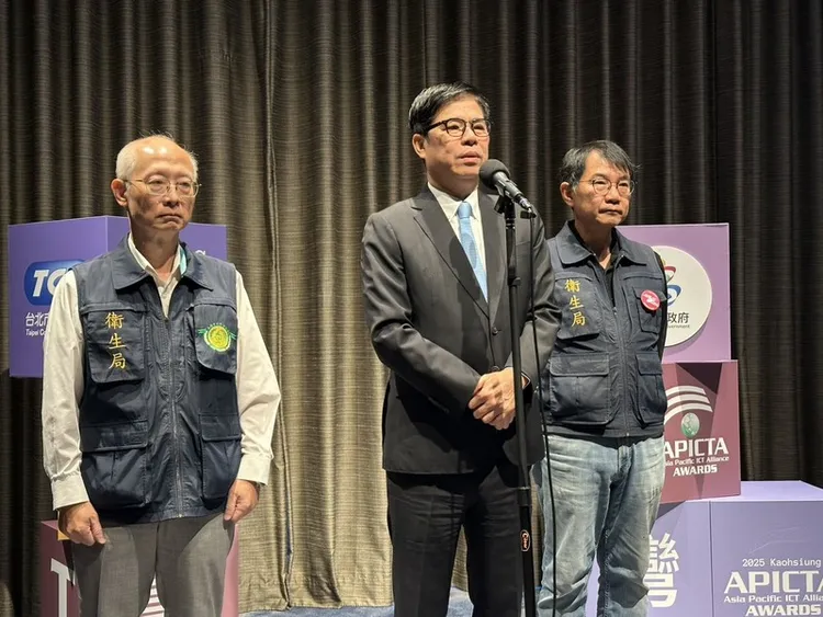 高雄市長陳其邁（中）5日上午出席活動前受訪，就台灣鯛魚排檢驗重大失誤，向全聯、雲林養殖業者致歉。高雄市衛生局長黃志中（左）、副局長潘炤穎（右）陪同回應相關提問。中央社