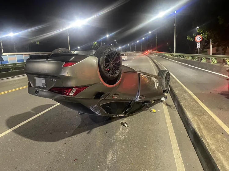 轿车乌龟翻倒在路中，33岁男驾驶幸运仅轻伤。翻摄画面