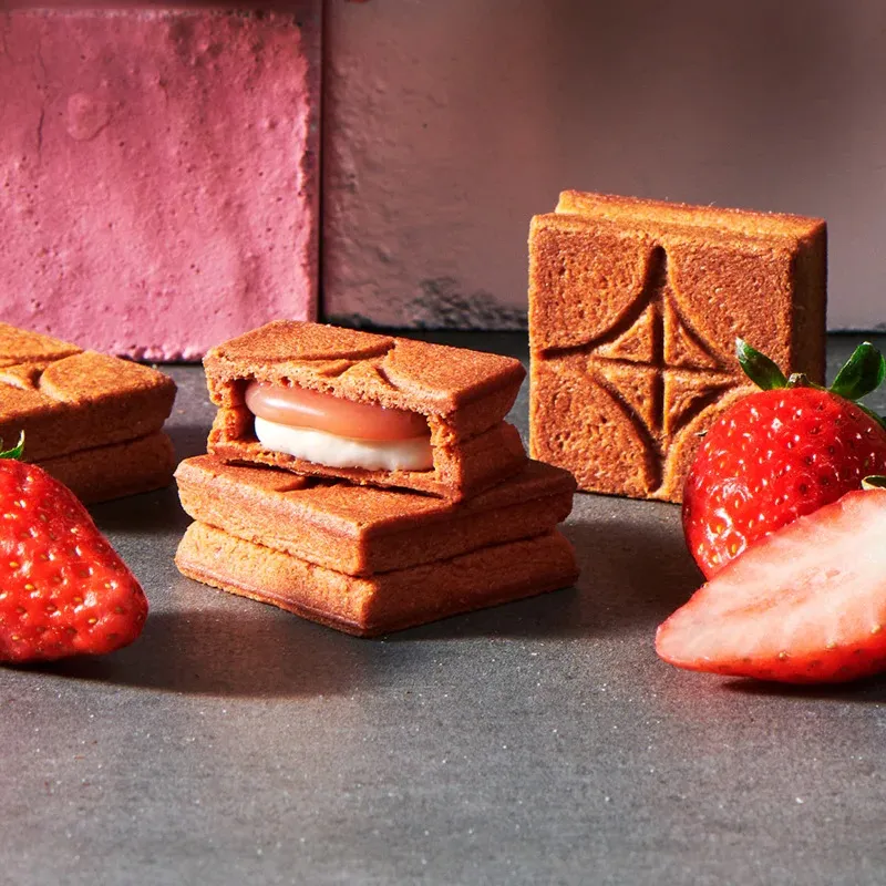 PRESS BUTTER SAND甘王草莓焦糖奶油夾心餅乾雙餡的草莓奶油醬揉合福岡縣產甘王草莓果醬、焦糖醬亦加入莓果濃縮果汁，呈現酸甜交織的細膩風味。輕咬瞬間，即能感受從餅乾間迸出的鮮果香氣，滋味如初戀般幸福洋溢。業者提供