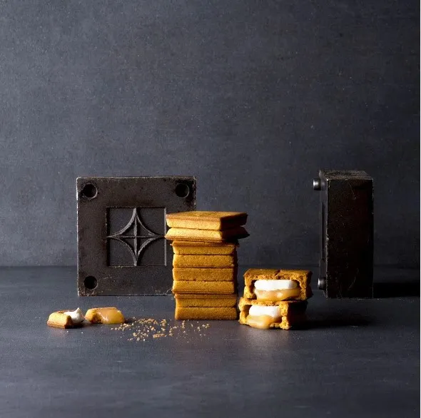 PRESS BUTTER SAND經典原味焦糖奶油夾心餅乾鬆脆餅乾以品牌標誌性的「雙層烤法」烘製，完整鎖住香氣與熱壓口感。內餡使用新鮮奶油製成的奶油醬、搭配絲滑焦糖醬的雙餡組合，香氣濃厚、層次豐富，是老少皆宜的經典之作。業者提供