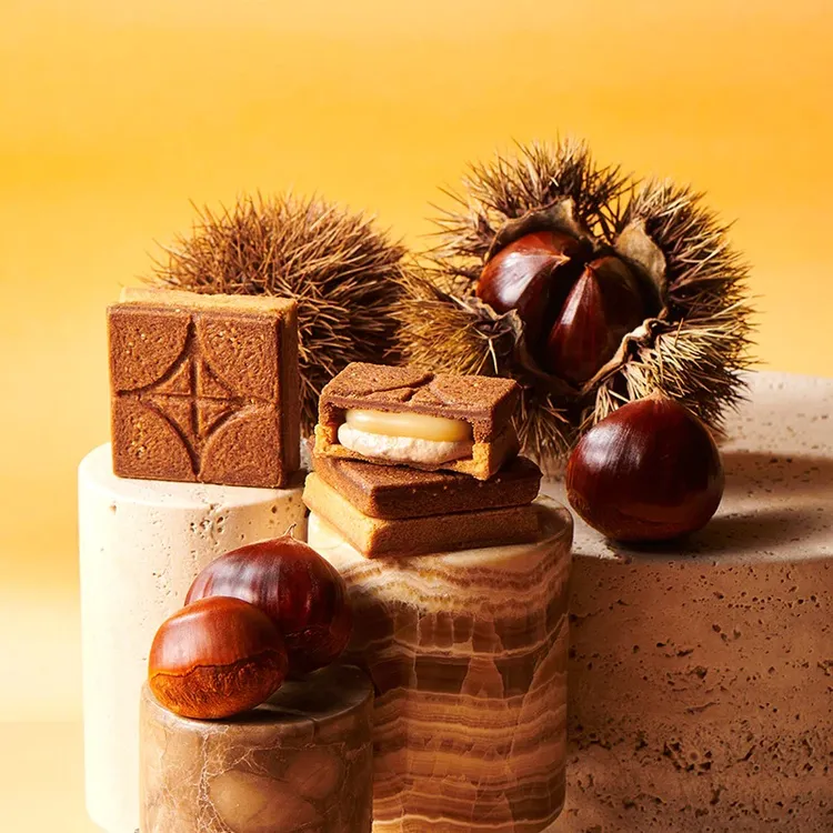 PRESS BUTTER SAND秋栗焦糖奶油夾心餅乾以義大利產糖漬栗子融入奶油餡料，打造濃郁栗香的奶油醬作為美味關鍵，口感細緻柔軟、香氣豐盈飽滿；甜度恰到好處，咬下後濃厚栗香緩緩化開，是專屬秋冬的溫暖風味。業者提供