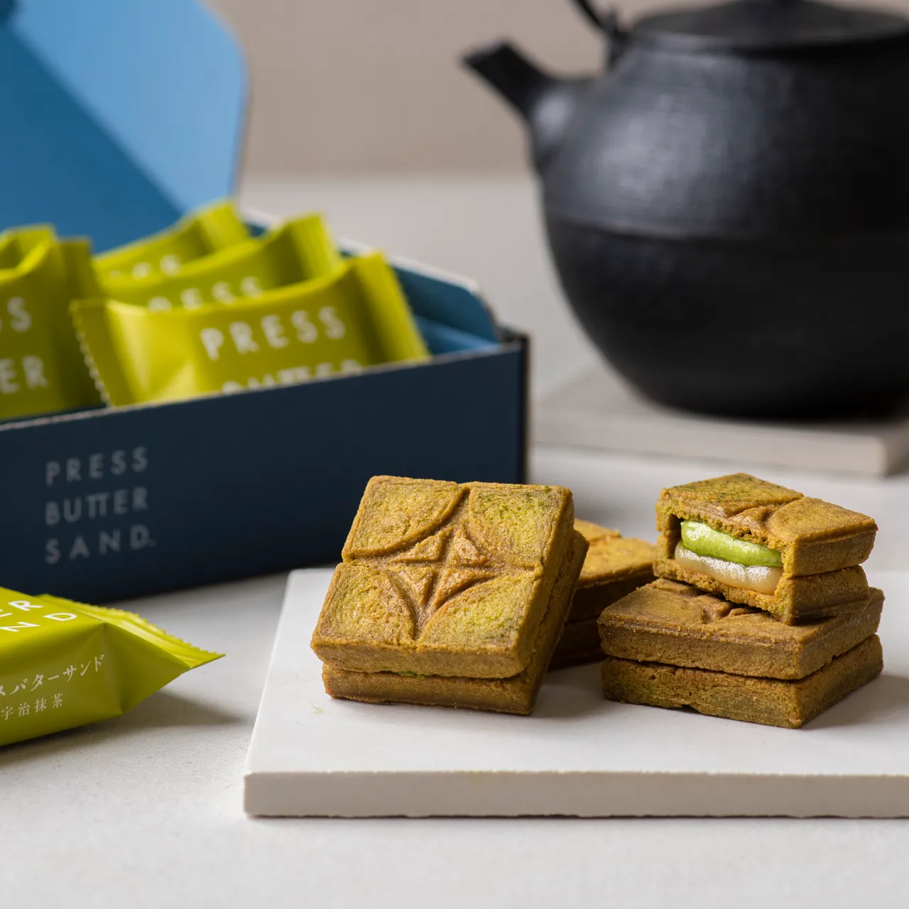 PRESS BUTTER SAND宇治抹茶焦糖奶油夾心餅乾採用香氣馥郁、帶茶苦韻的宇治抹茶，調和成高雅的抹茶奶油醬，搭配甜度柔和的焦糖奶油達到黃金平衡。餅乾本體亦揉入抹茶粉，一開封便感受到撲鼻茶香，餘韻深長。業者提供