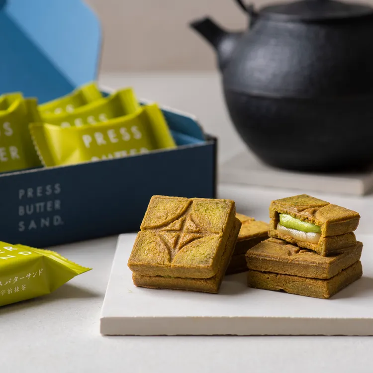 PRESS BUTTER SAND宇治抹茶焦糖奶油夾心餅乾採用香氣馥郁、帶茶苦韻的宇治抹茶，調和成高雅的抹茶奶油醬，搭配甜度柔和的焦糖奶油達到黃金平衡。餅乾本體亦揉入抹茶粉，一開封便感受到撲鼻茶香，餘韻深長。業者提供