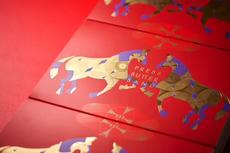 「貳馬賀新春」 12 入禮盒嚴選經典原味、甘王草莓風味、宇治抹茶風味以及秋栗，即日起至2026/1/6享早鳥優惠95折。業者提供