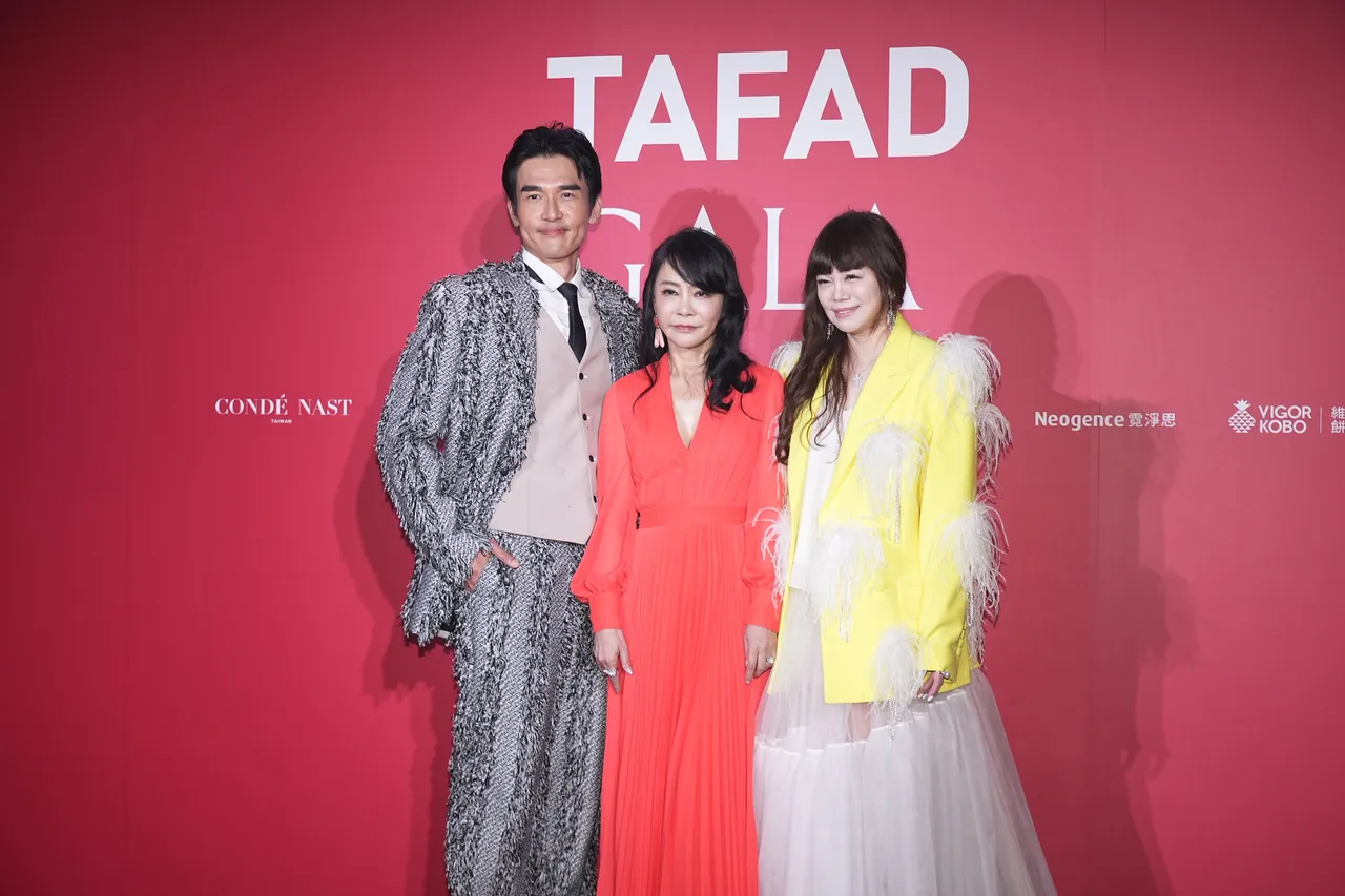 柴智屏（中）和杨一展（左）与设计师一起合照。彭欣伟摄