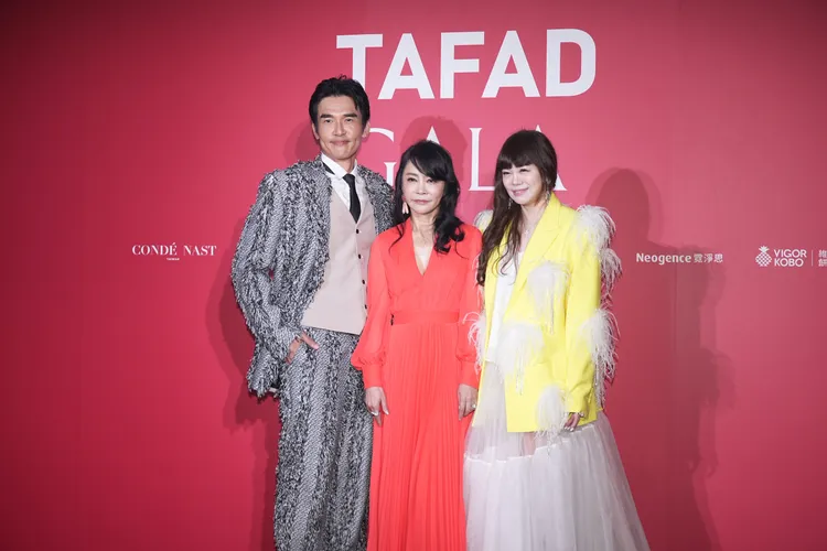 柴智屏（中）、楊一展（左）與設計師一起合照。彭欣偉攝