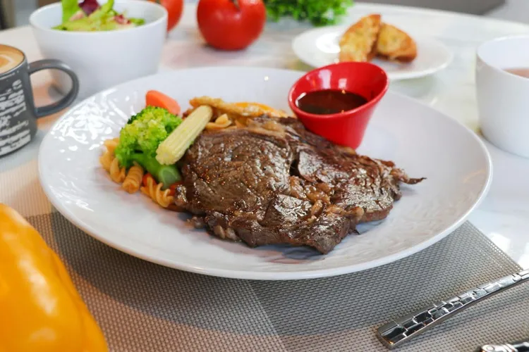 「經典台味」住房專案可享台式牛排套餐免費吃。士林萬麗提供