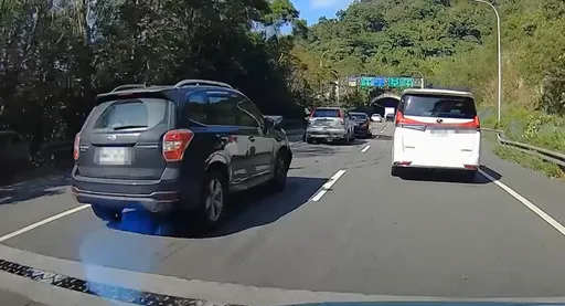 北市象山隧道前连环追撞一团糟！「2+2+2+3」共9车遭殃