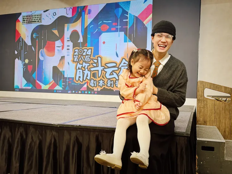 劉子銓和典典兄妹互動良好。經紀人提供