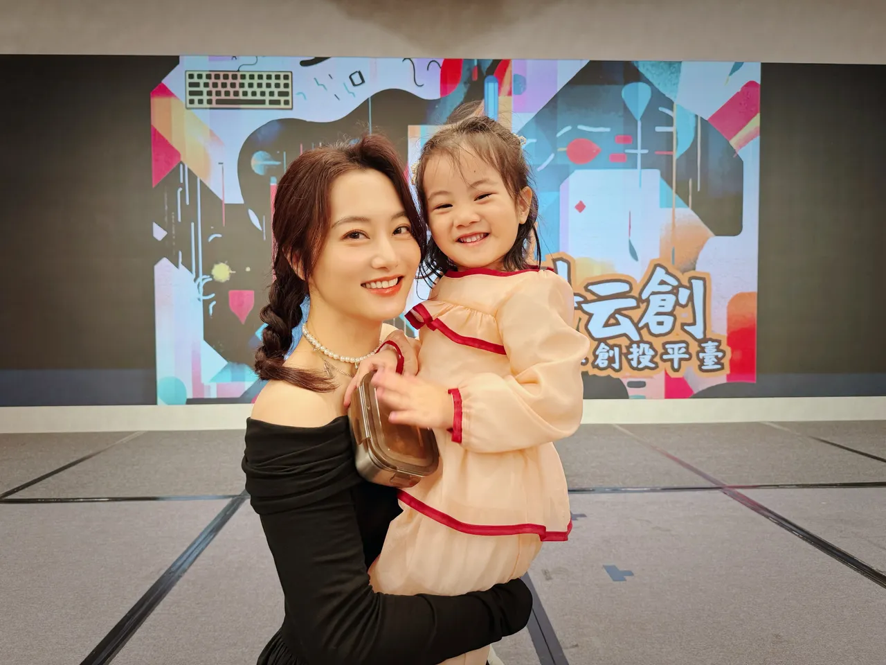 赵小侨是保养很好的妈妈。经纪人提供