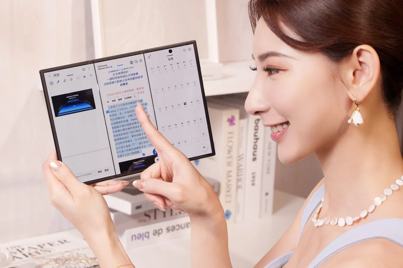 Galaxy Z TriFold搭載「多重視窗」功能，重要資訊一目了然，用戶能同時閱覽重要文件、利用Galaxy AI的寫作智慧助理擷取資料重點，並以Gemini Live即時分享畫面。三星提供