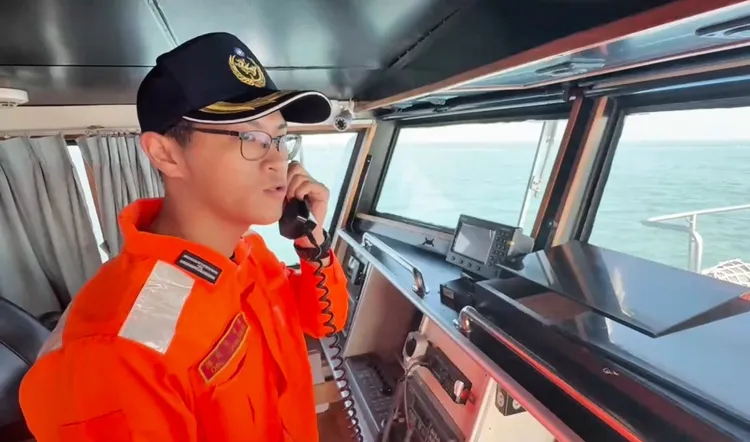 海巡人員廣播驅離。翻攝畫面