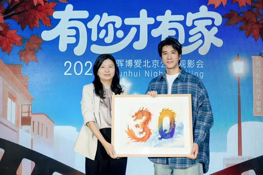 超暖！王力宏现身公益观影会示爱志工　被孩子献礼逼出男神泪