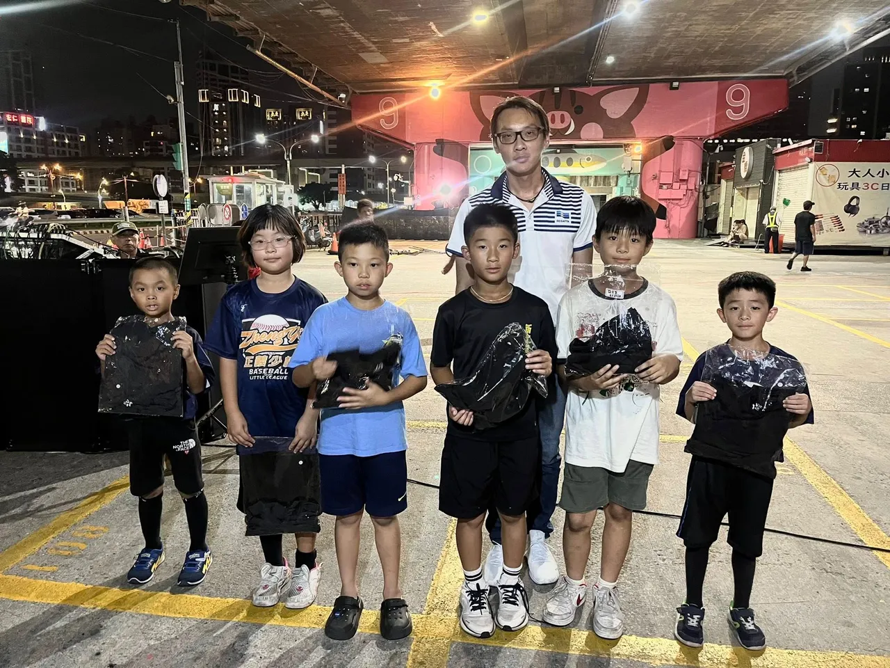 野球大亨的负责人黄国振赞助球具、手套、球衣、比赛用品，也投入新北市棒球基础建设。野球大亨提供