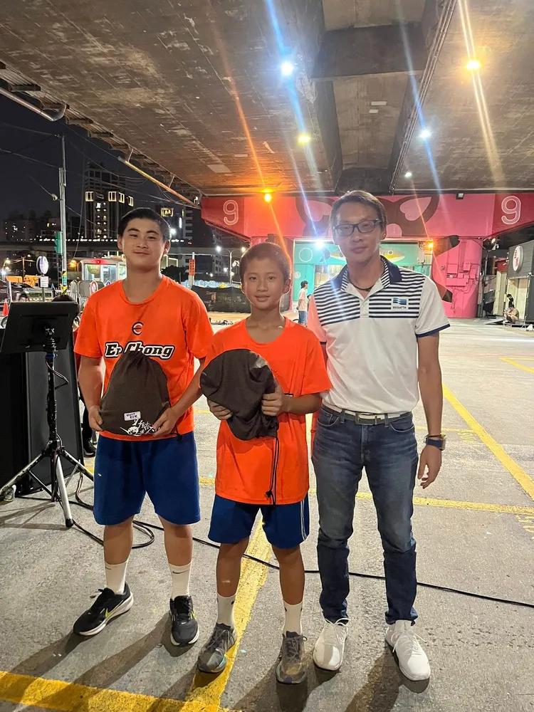 野球大亨的負責人黃國振贊助球具、手套、球衣、比賽用品，也投入新北市棒球基礎建設。野球大亨提供