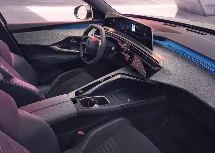 內裝導入最新懸浮式全景駕駛座艙，包括21吋曲面全景螢幕、直覺化操作介面與更高質感的用料鋪陳。原廠照片