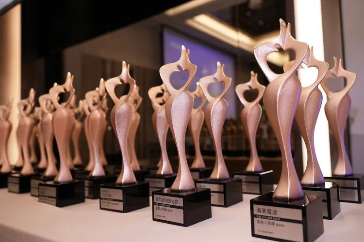 「蘋果愛美獎」獎盃以「美的誕生」為概念，結合人體姿態、象徵每位女性獨有的「蘋果光」與金色光感線條，呈現醫美產業在專業、自信與透明度上的核心價值。攝影中心攝