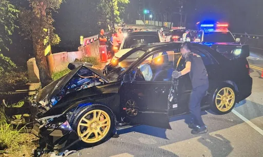 警方路检惊魂记！　小客车转弯失速逆向冲撞拦检点酿3伤