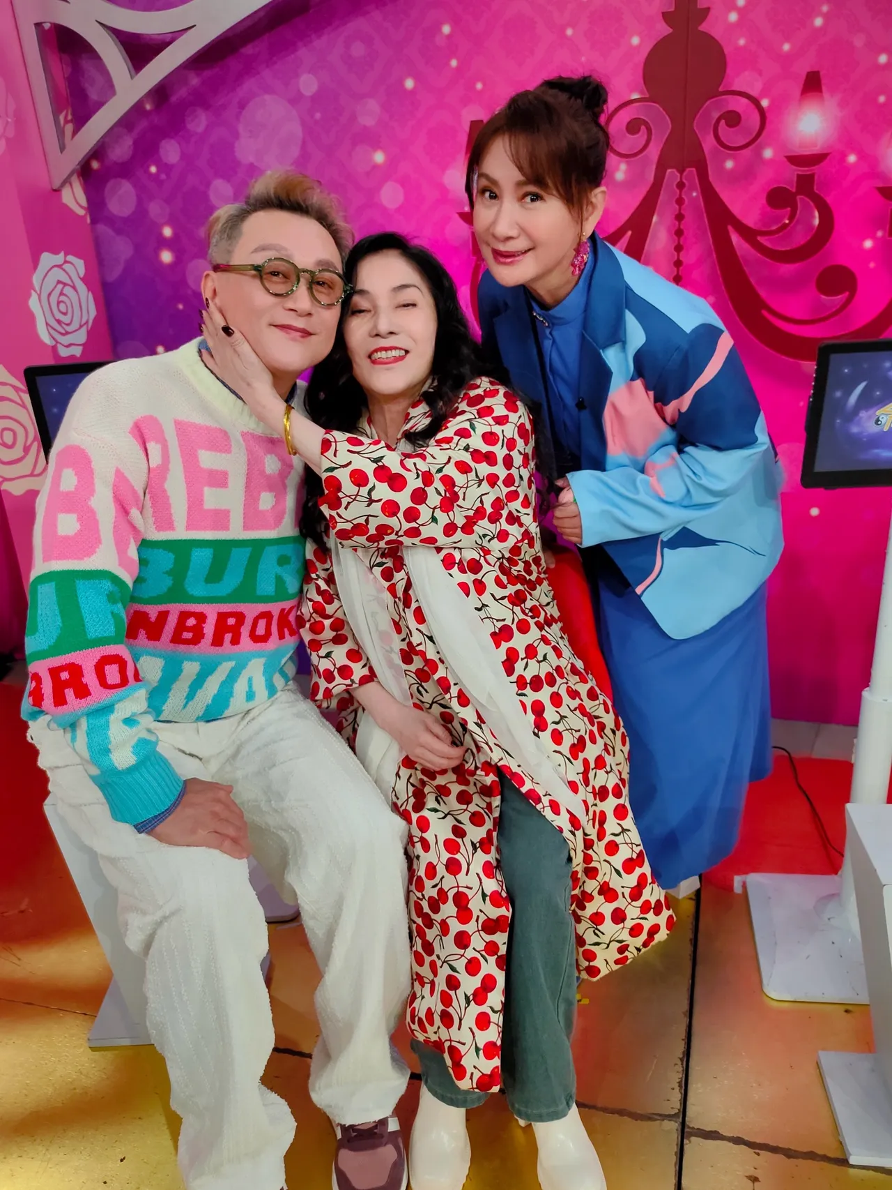 李亚萍（中）与何笃霖（左）、陈亚兰开心合照。鸿凯娱乐提供