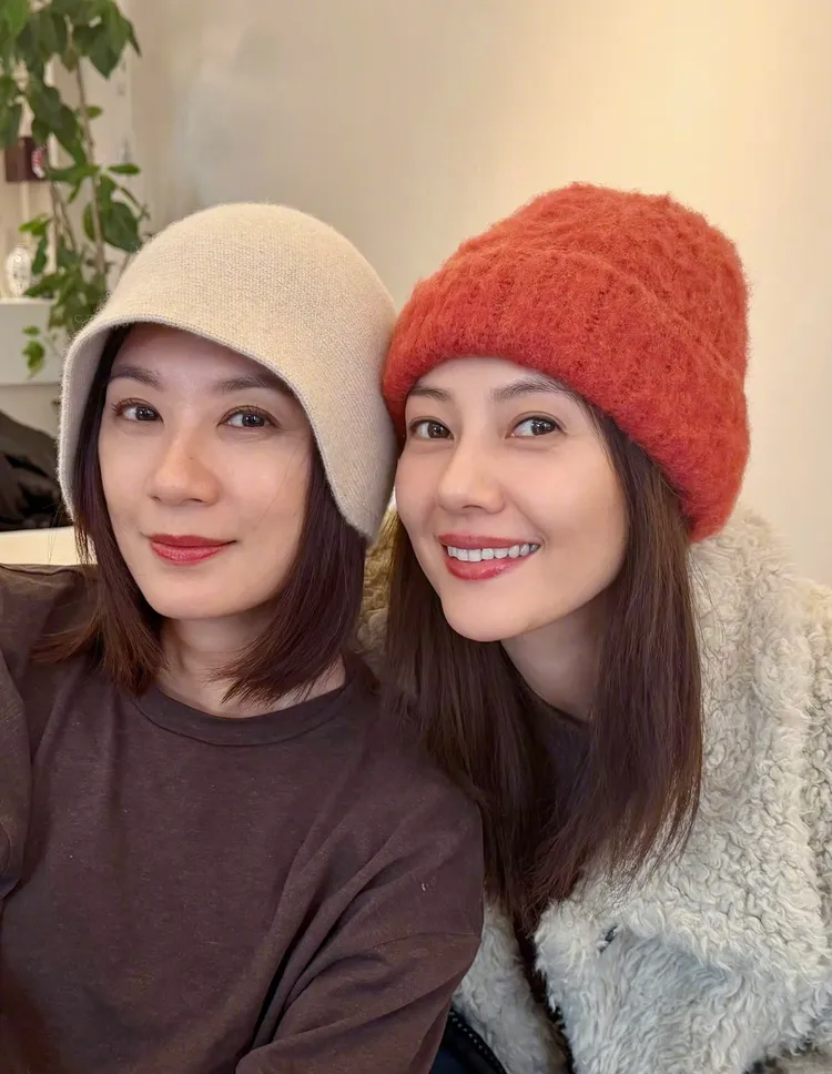 賈靜雯與高圓圓戲裡演情敵，戲外卻成了閨蜜。翻攝賈靜雯微博