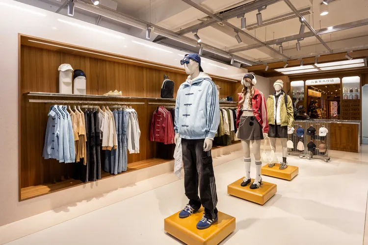 一踏入新店就能看見三葉草新中式外套。品牌提供