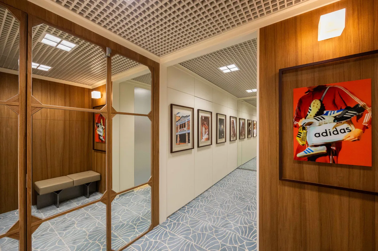 復古試衣間則擺放八角形木框落地鏡、貝殼頭紋樣的印花地毯。品牌提供