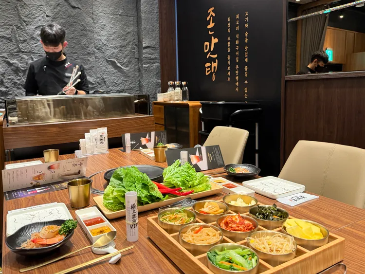 18道料理包含開胃小菜至主食，另有九宮格韓式小菜吃到飽。莊偉祺攝