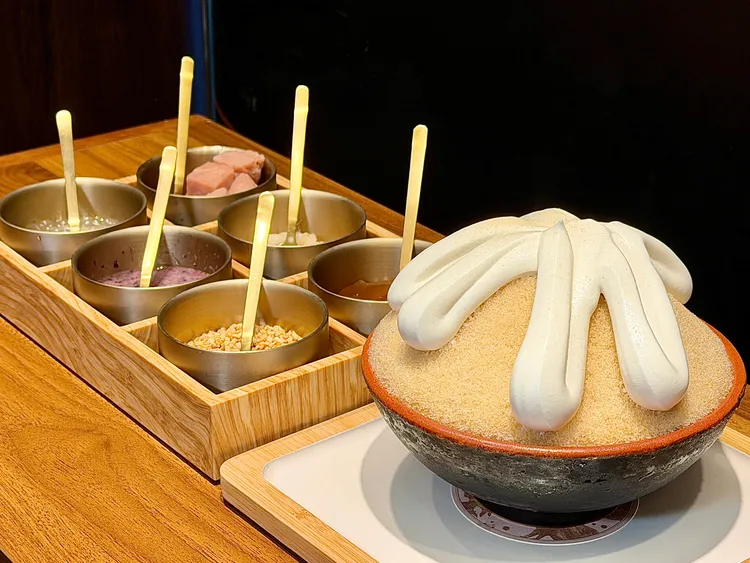 甜點有韓國雪冰六宮格，可自選配料搭配品嚐。莊偉祺攝