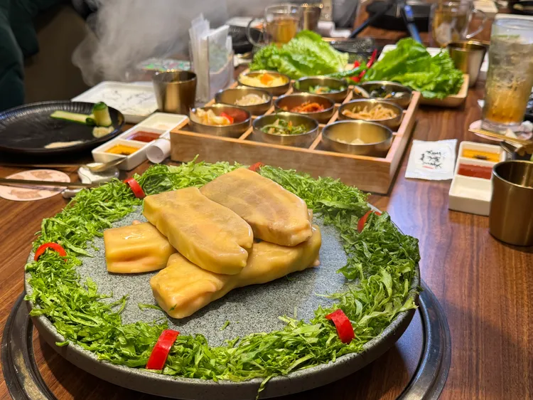 18道VIP料理包含「黃金蜂蠟熟成黑豬肉」等專屬菜色。莊偉祺攝