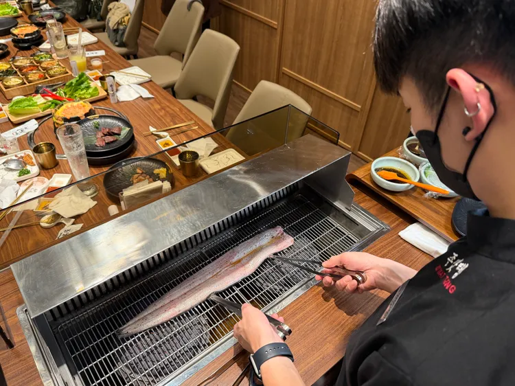 「韓國麻油鹽烤白鰻」由職人代烤每日現宰白鰻。莊偉祺攝