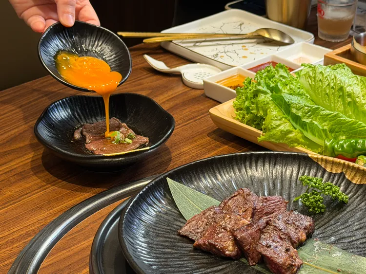 「月見極黑和牛翼板」以SRF極黑和牛搭配生食級生雞蛋與秘製醬汁。莊偉祺攝